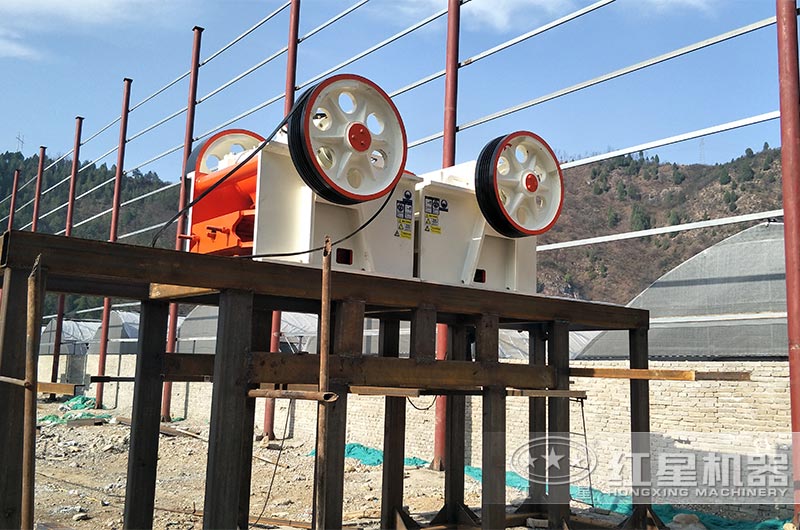 采用鋼結構支撐的顎式破碎機現(xiàn)場 采用鋼結構支撐的顎式破碎機現(xiàn)場