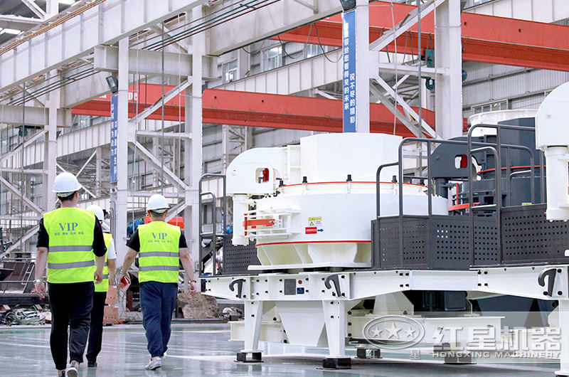 客戶下單之前來廠參觀，工程師全程陪伴講解